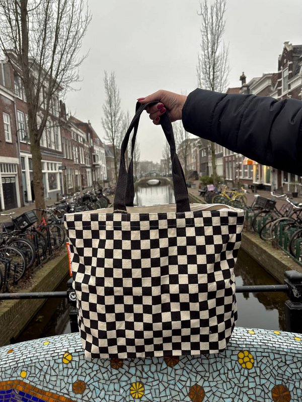 Duurzame Shopper Rich Black. Gemaakt van gerecycled bedlinnen