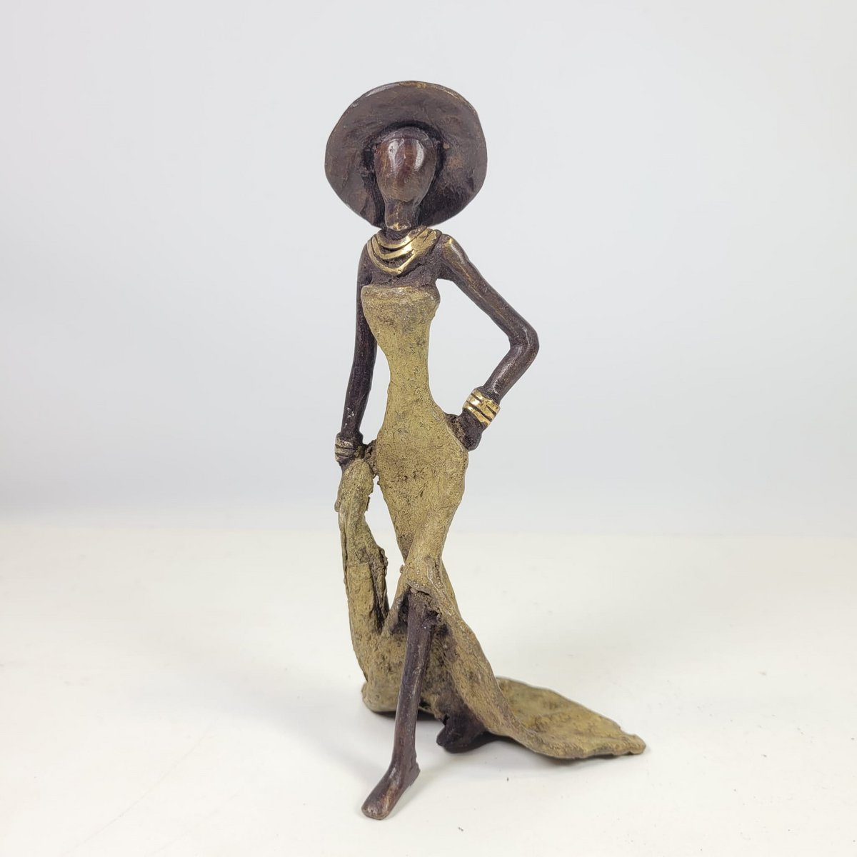 Bronzeskulptur "Femme élégante with chapeau" af Soré | forskellige størrelser og farver