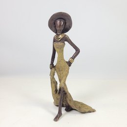 Bronze sculpture "Femme élégante with chapeau" by Soré | different sizes and colors