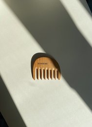 Wooden hair comb with 7 teeth, made of natural materials.