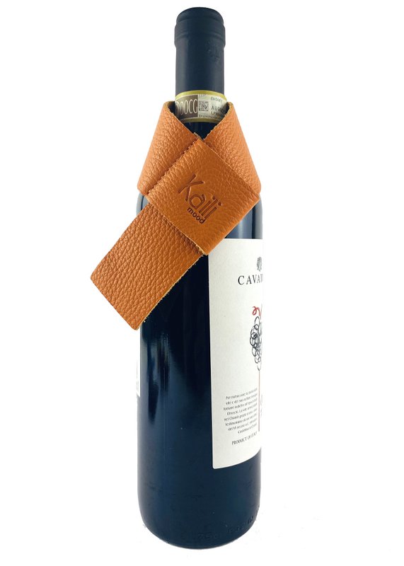 K0010LB | Drip Saver for Bottle Made in Italy in Genuine Full Grain Leather, Dollar Grain - Orange Color. Dimensions: 27 x 4 x 0.5 cm. Packaging: rigid bottom/lid Gift Box