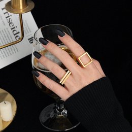 Bague carrée minimaliste au look audacieux