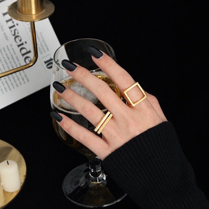 Bague carrée minimaliste au look audacieux