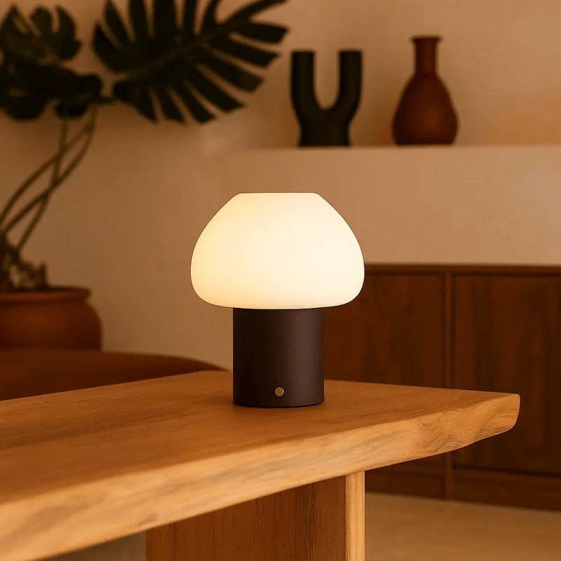 Drewniana lampa Fynn w kolorze ciemnobrązowym