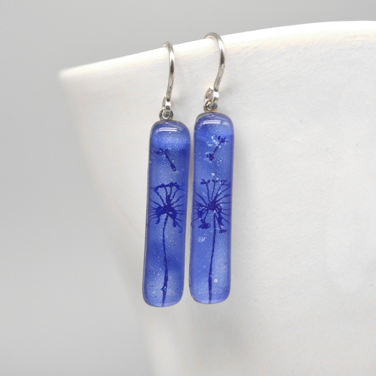 Orecchini dente di leone blu, barra lunga, vetro riciclato e argento sterling