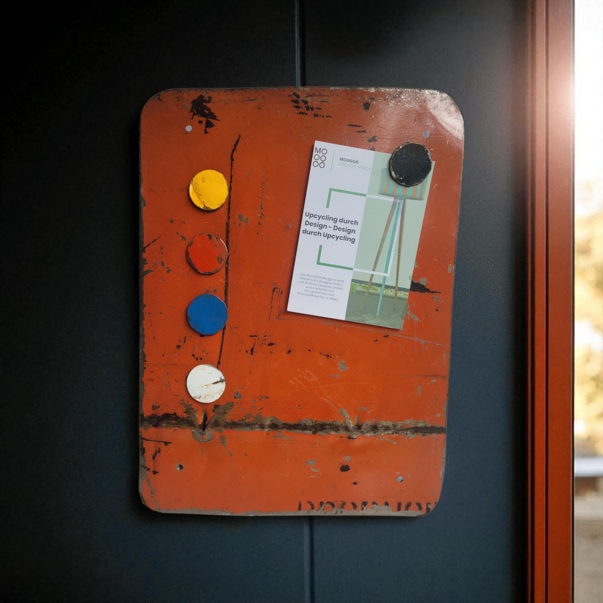 Magnettafel aus recycelten Ölfässern mit 5 bunten Magneten