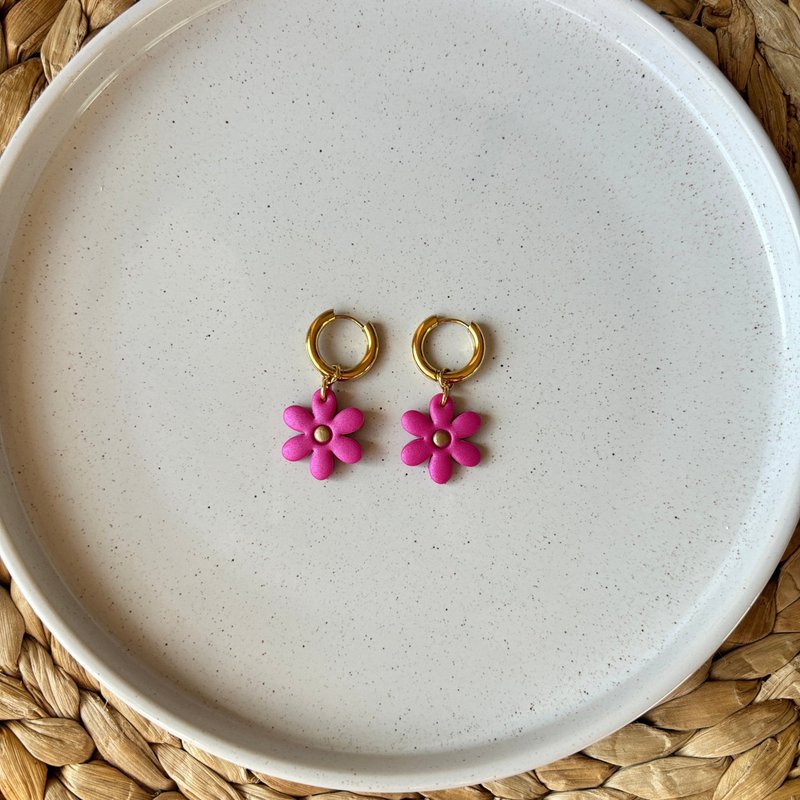 Rouge Daisy- aros - Pendientes de aro y flor fucsia