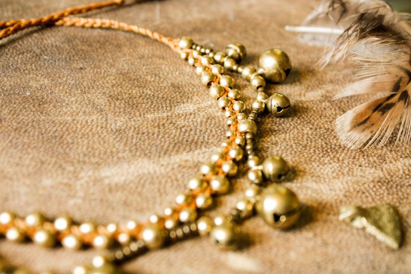 Bracelet de cheville perlé en laiton superposé avec cloches de différentes couleurs