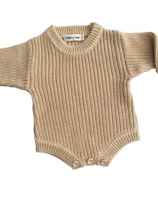 Gestrickter Strampler – Karamell
