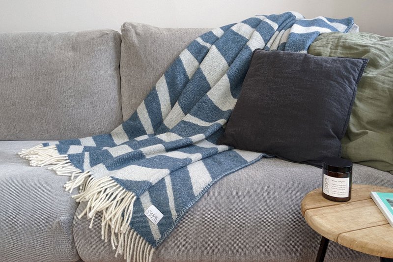 Wool blanket / cuddly blanket bold lake