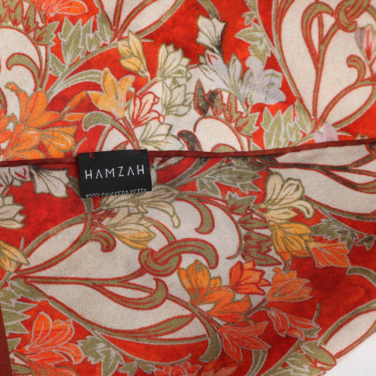 Écharpe en soie art déco avec des accents floraux vibrants