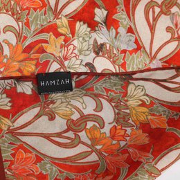 Écharpe en soie art déco avec des accents floraux vibrants