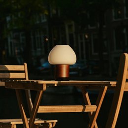 Drewniana lampa Fynn w kolorze ciemnobrązowym
