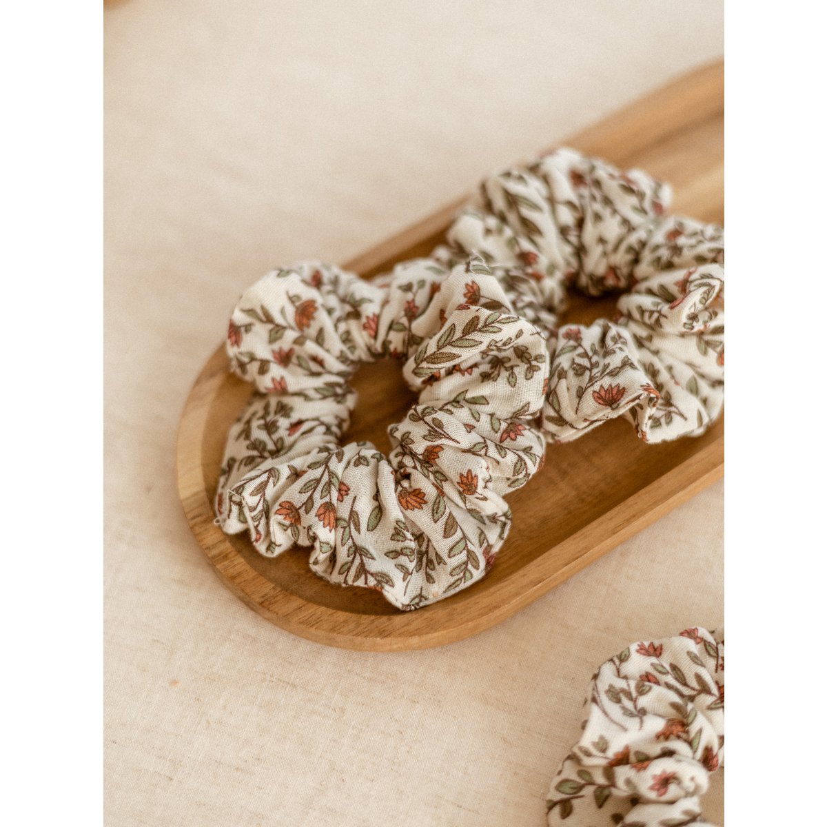 Breites Scrunchie / Olive + Terrakotta Blütenblätter