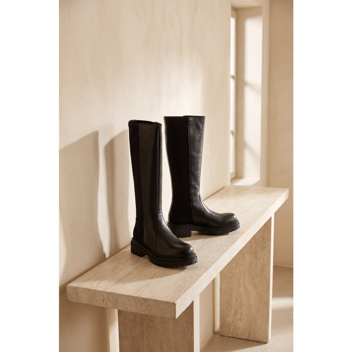 AITANA BLACK – Kniehohe Lederstiefel mit Stretch-Rückseite