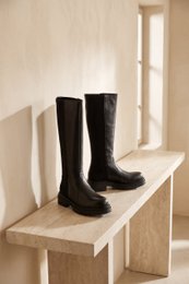 AITANA BLACK – Kniehohe Lederstiefel mit Stretch-Rückseite