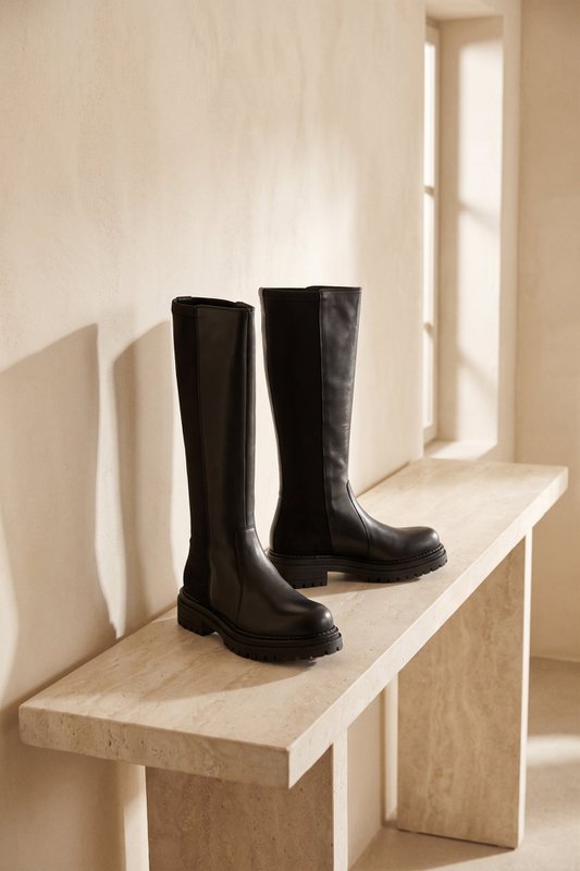 AITANA BLACK – Kniehohe Lederstiefel mit Stretch-Rückseite