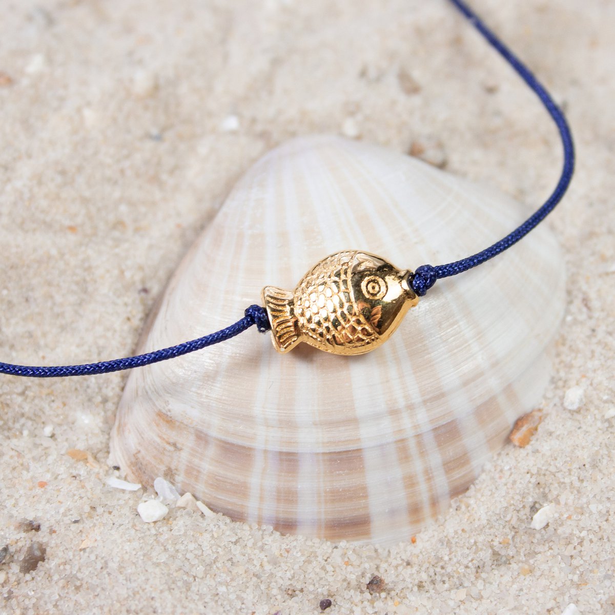 Bracciale su cartoncino - Pesce d'Oro - Controcorrente - Ciondolo placcato oro 24K - Macramé - Cartoncino riciclato DIN A6 - Collezione marittima