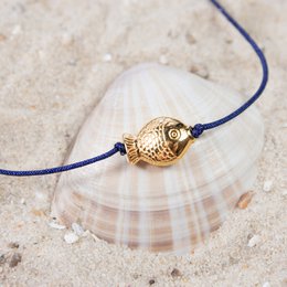 Bracciale su cartoncino - Pesce d'Oro - Controcorrente - Ciondolo placcato oro 24K - Macramé - Cartoncino riciclato DIN A6 - Collezione marittima
