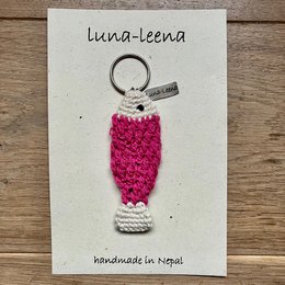 Luna-Leena nøglering fisk - taske charme - fuchsia - økologisk bomuld - håndhæklet i Nepal - taskeophæng