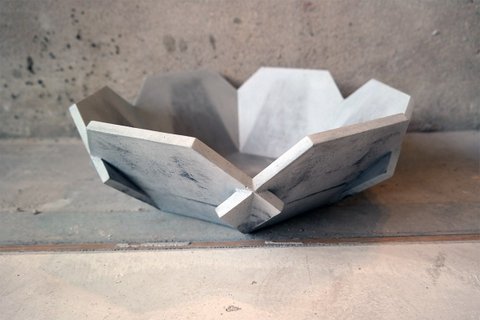 Jack, graue Betonschale