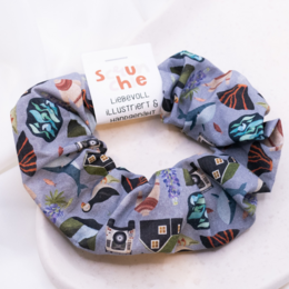 Fascia per capelli Scrunchie Island Scandinavia Nord - fascia per capelli illustrata e cucita a mano