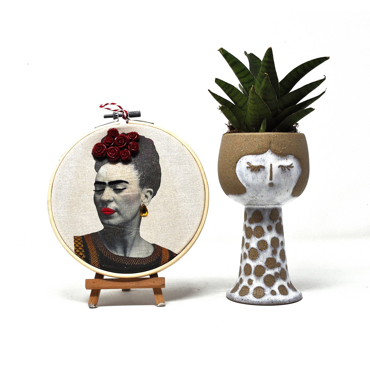 Art mural cerceau de broderie fait main - Portrait de Frida Kahlo - Décoration murale textile (10/15 cm)