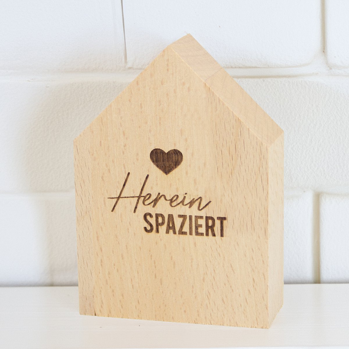 Groot decoratief houten huis gemaakt van duurzaam beukenhout