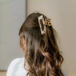 Classic Claw Hair Clip - Amber