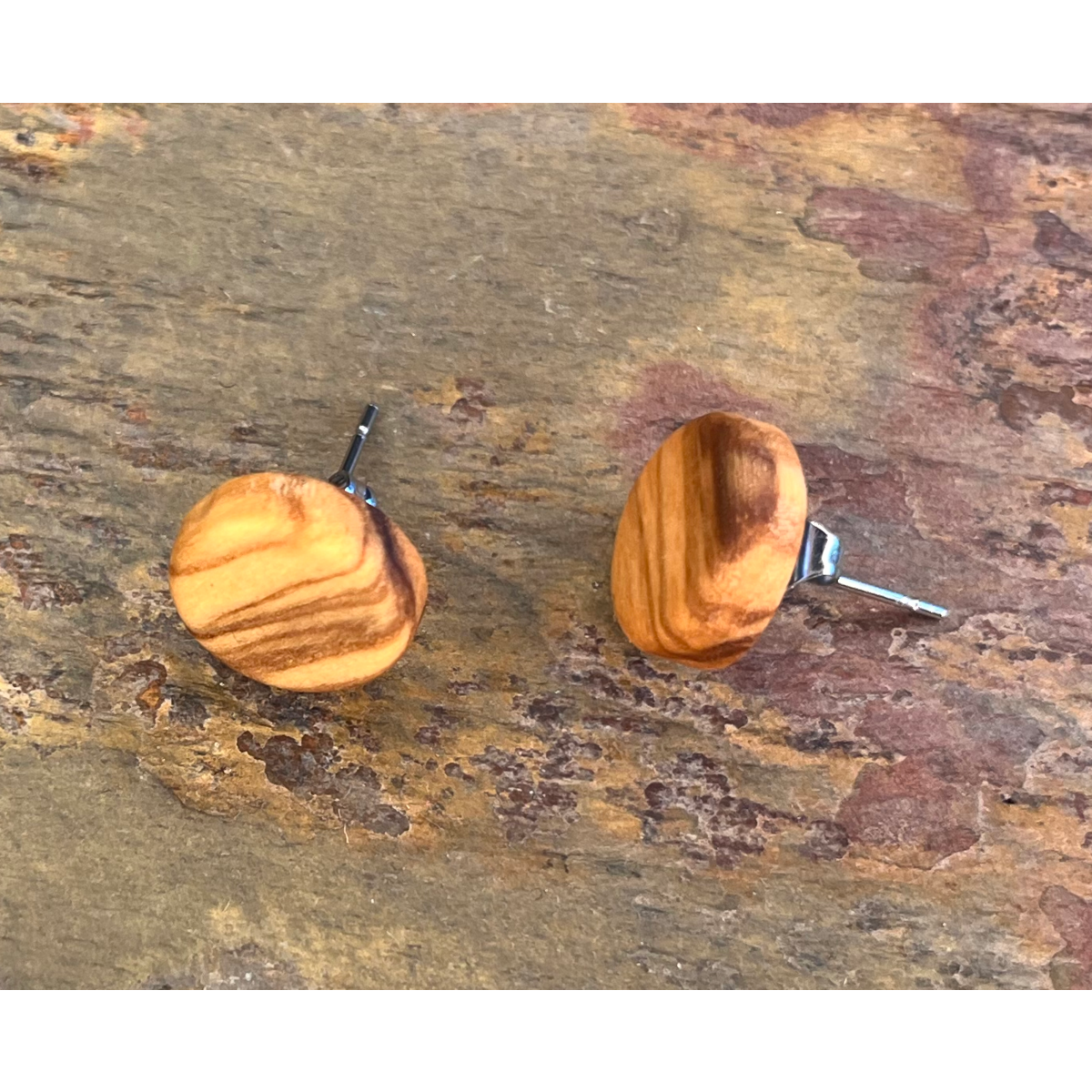 Boucles d'oreilles clous 12 mm en véritable bois d'olivier naturellement maîtrisé, design arrondi et élégant, beau grain marron
