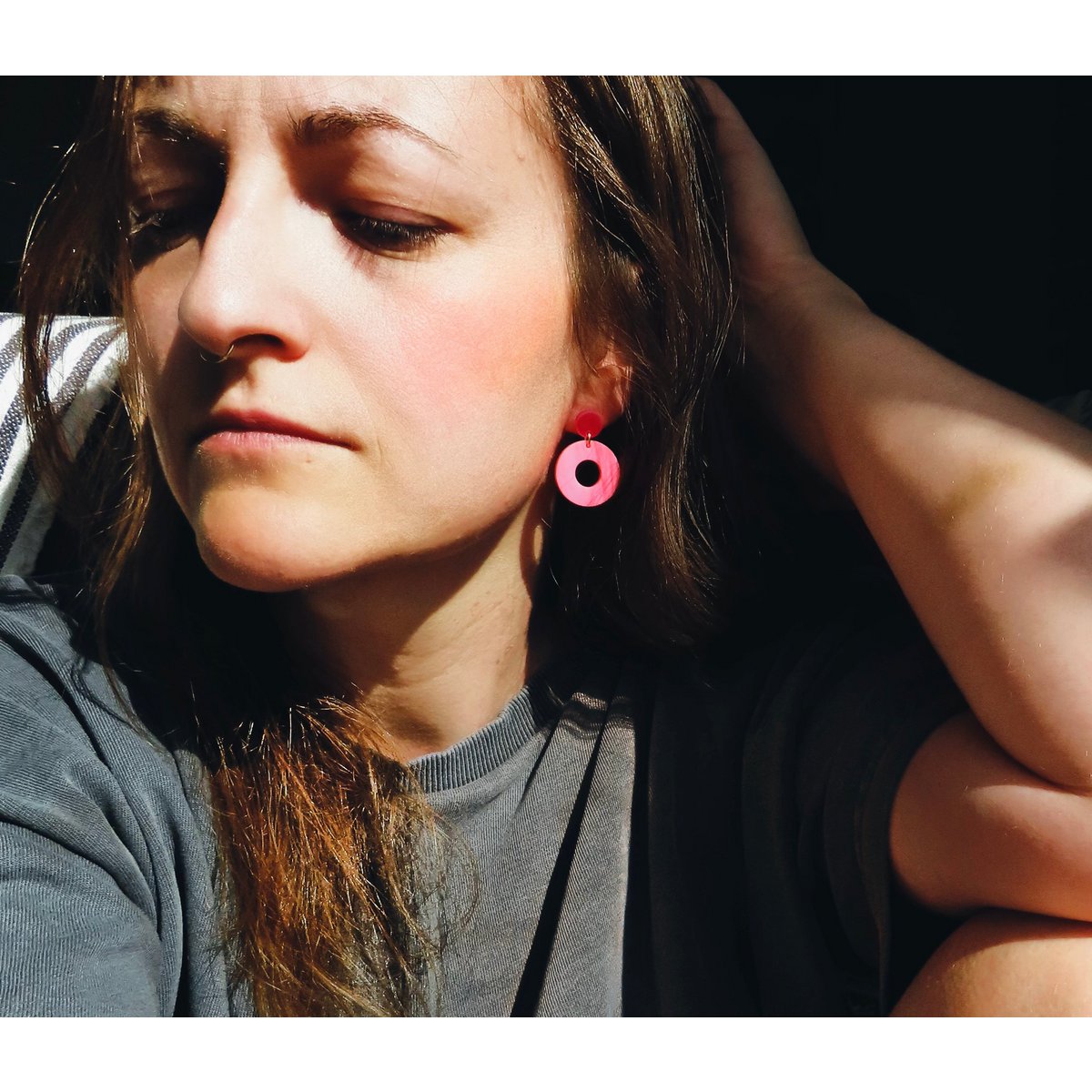Colorblock Circle stud earrings in red & pink