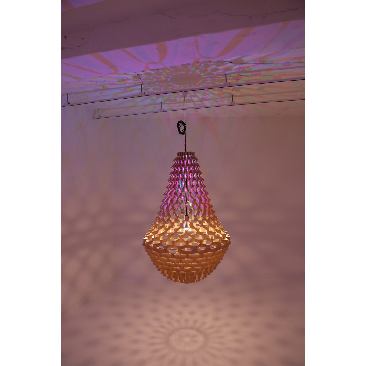 CMYK-Lampe 1: wirft farbige Schatten