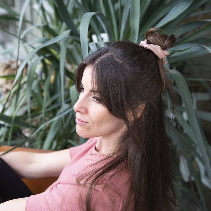 Scrunchie lavet af økologisk hør, vegetabilsk farvet