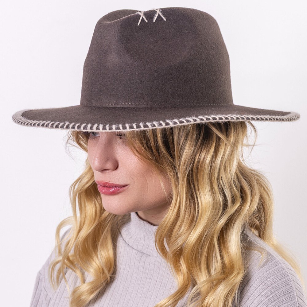 CAPPELLO IN FELTRO A TENDA LARGA - uncinetto