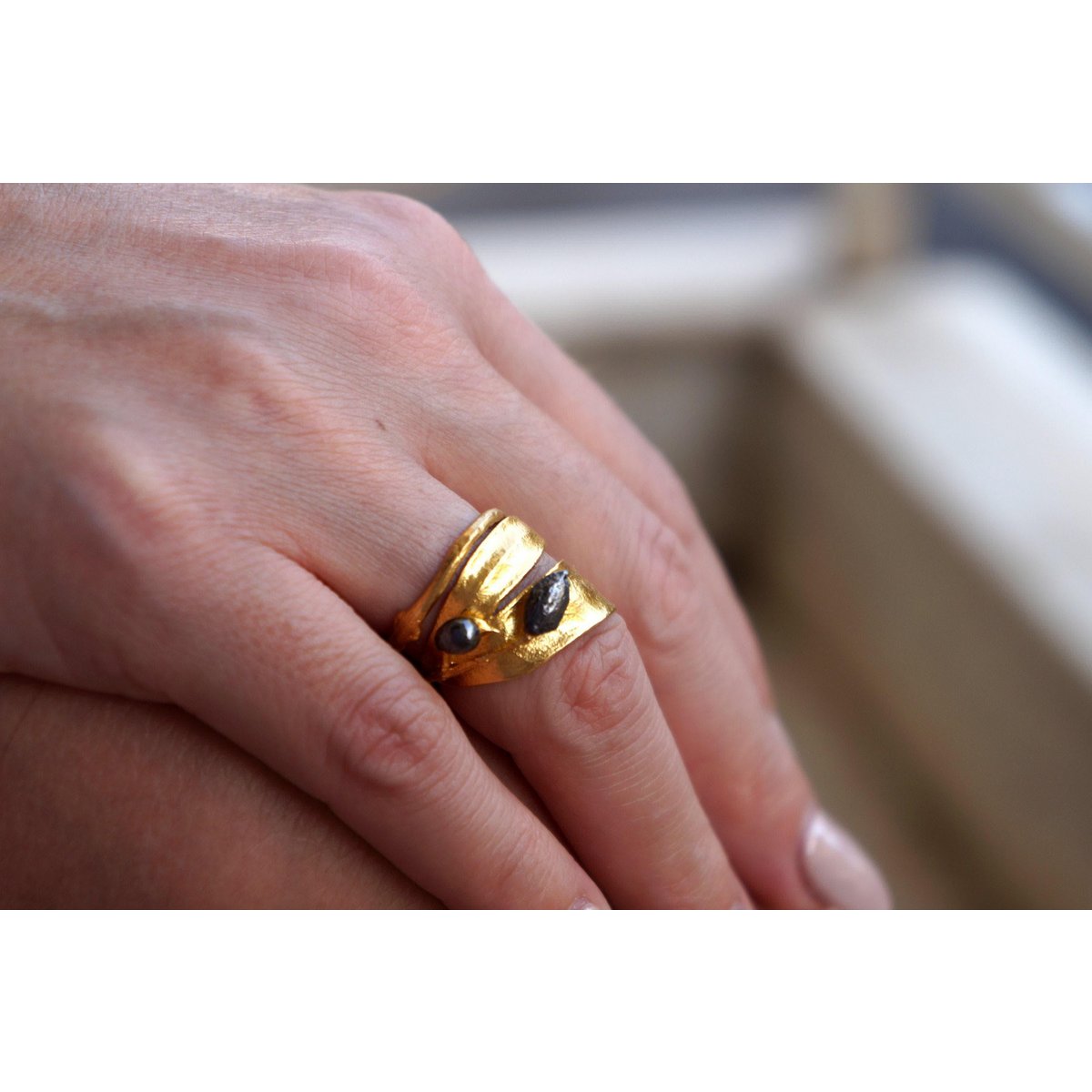 Anillo Hoja de Olivo: Latón Reciclado con Rodio Negro, Ajustable