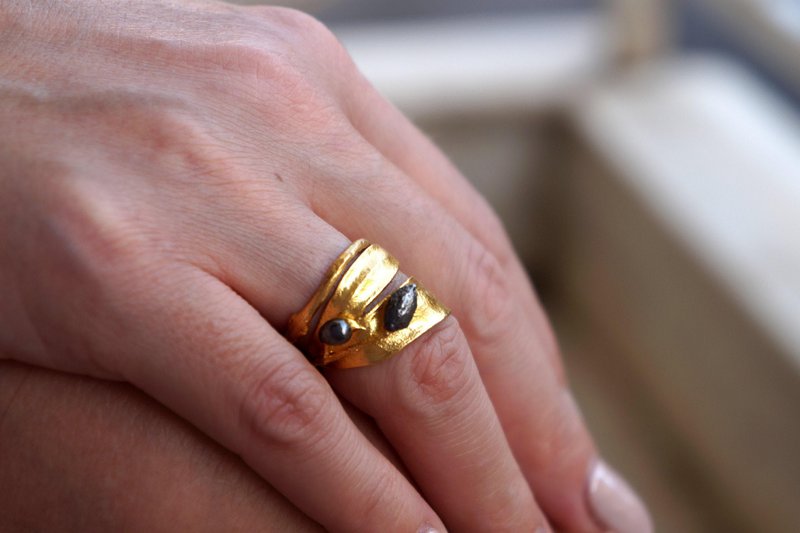 Anillo Hoja de Olivo: Latón Reciclado con Rodio Negro, Ajustable