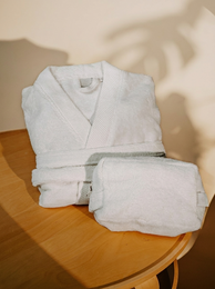Pamukia GOTS Organic Cotton Gift Set – Unisex Bathrobe & Toiletry Bag | Essence Collection