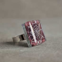 Unieke spinnenwebring, donkerpaarse kleur, gerecycled glas, maat verstelbaar