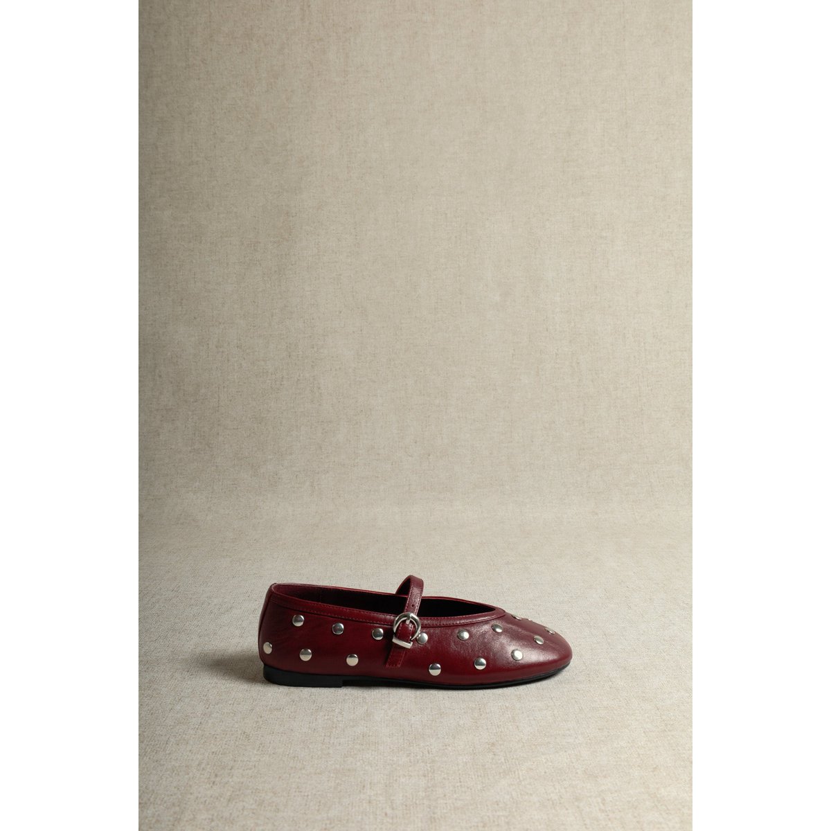 ALLI STUDS BURGUNDY – Glänzende, mit Nieten besetzte Mary Janes aus Leder