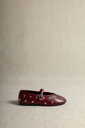 ALLI STUDS BURGUNDY – Glänzende, mit Nieten besetzte Mary Janes aus Leder