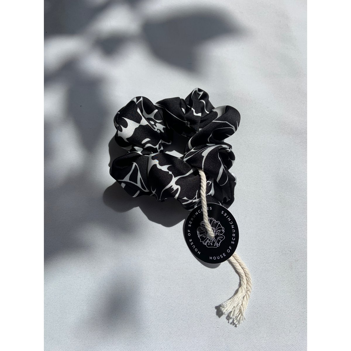 Scrunchie - Black/White Flowers - Recycelt