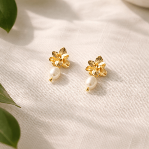 AMARILIS – 18 Karat vergoldete Blumenohrringe mit Flussperle | Handgefertigt in Italien