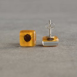 Orecchini a bottone girasole in vetro riciclato e argento sterling 925