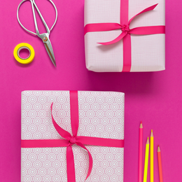 Papier d'emballage rose géométriquement avec des cercles, du papier d'emballage graphique en rose tendre pour des cadeaux de naissance, du baptême ou comme papier d'emballage pour l'anniversaire des enfants