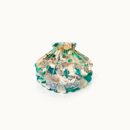  Green shell-shaped hair clip with gold accents. Made of natural materials, suitable for casual or formal wear.