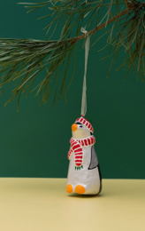Pingouin en papier mâché fait à la main en bonnet et écharpe