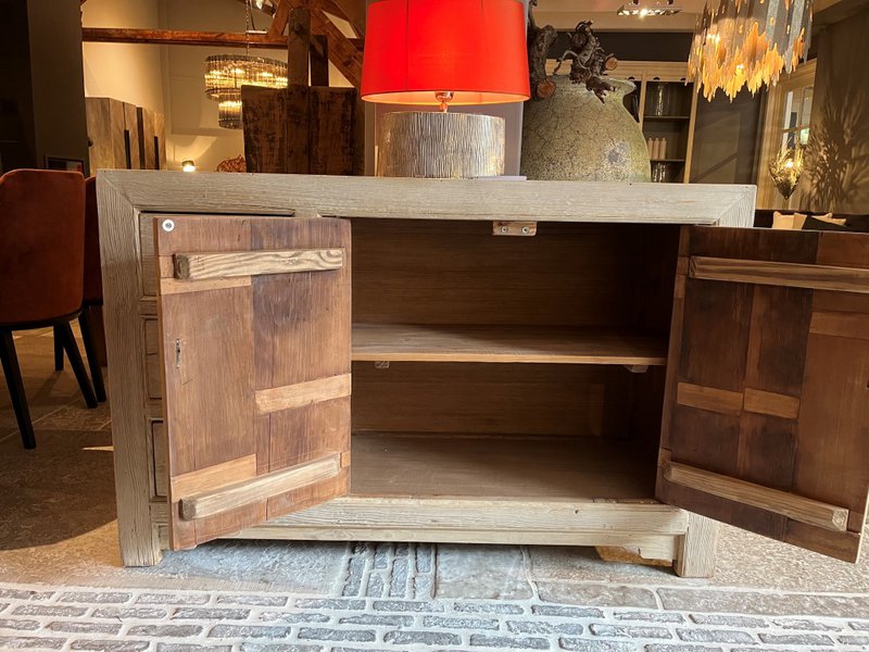 DRESSER.PRAGUE