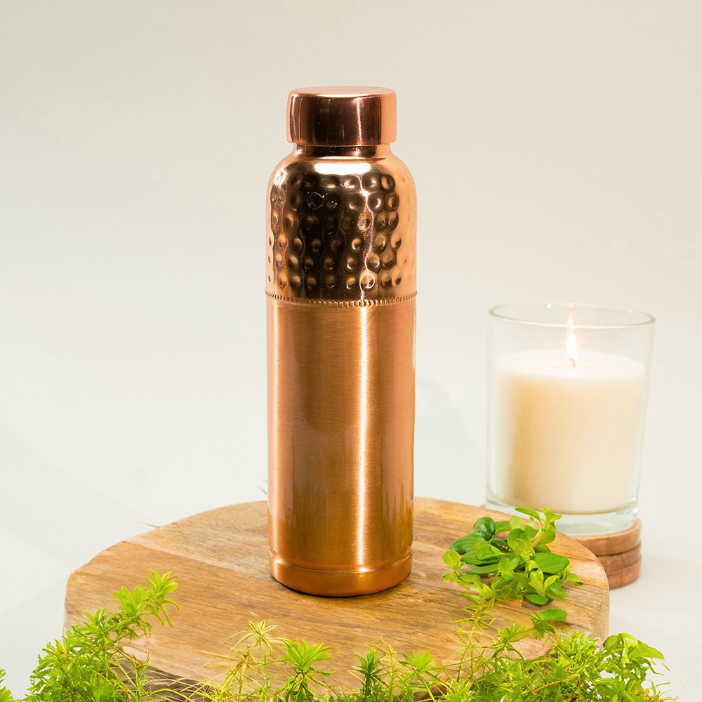 Puur koperen waterfles gehamerde rand boven ± 950 ml