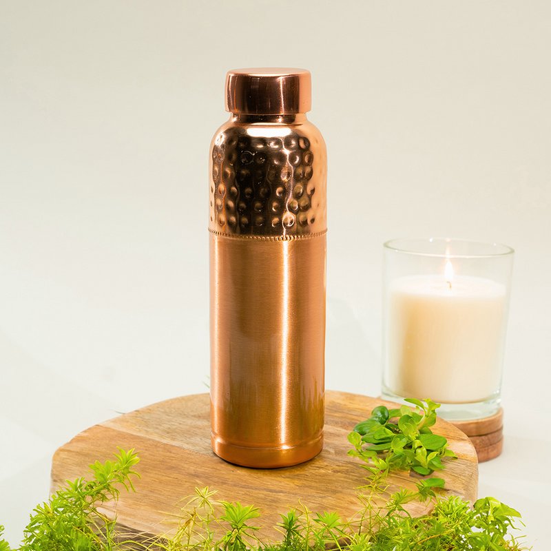 Puur koperen waterfles gehamerde rand boven ± 950 ml