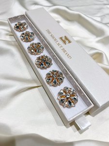 Signe - Weißer Blumenknopf Charme Gold